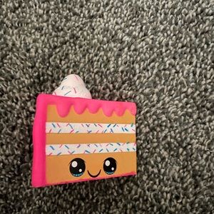 This is a cake slice squishy, it is in almost perfect condition and is a fun toy
